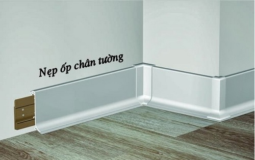 Len chân tường âm