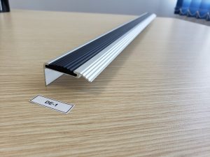 Nep_chong_tron_truot_cho_cau_thang