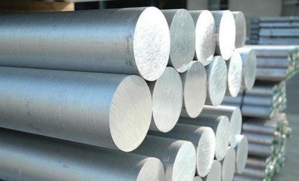 Nhôm là gì? Là một kim loại màu trắng bạc, có bề mặt sáng và nhẹ