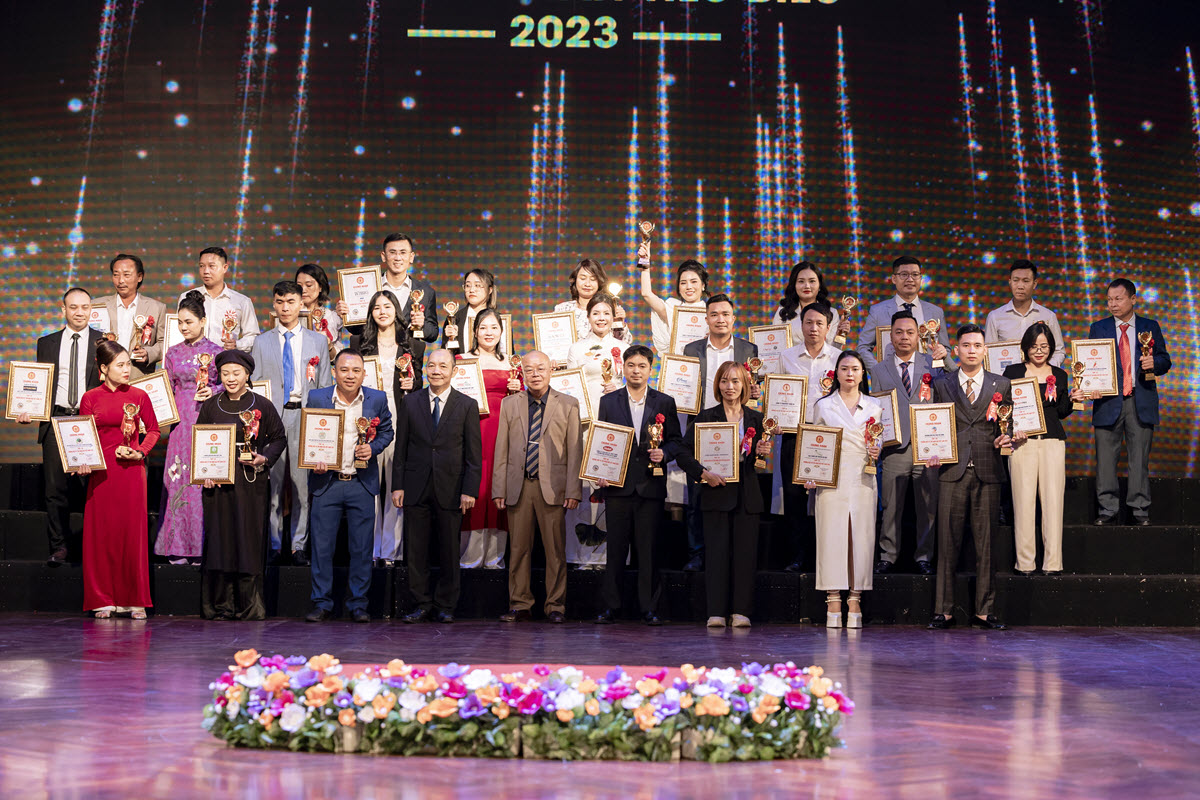 Nhận cúp vàng
